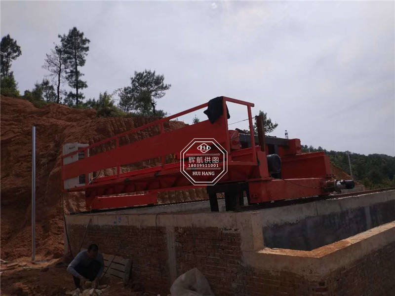 小型輪盤翻拋機(jī)安裝現(xiàn)場(chǎng)