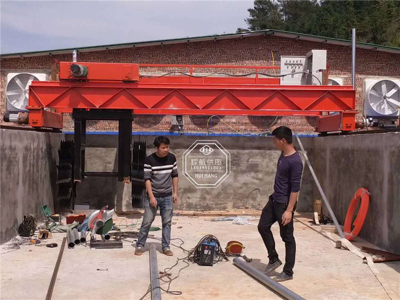 小型輪盤翻拋機(jī)安裝現(xiàn)場(chǎng)