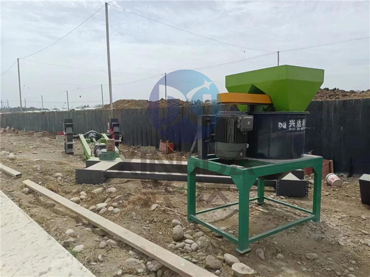 新疆和田年產(chǎn)10萬噸粉狀有機肥生產(chǎn)線 安裝現(xiàn)場