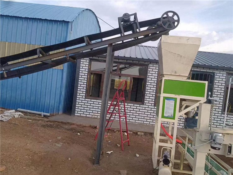 吉林客戶第一條年產(chǎn)1萬(wàn)噸粉劑有機(jī)肥生產(chǎn)線安裝調(diào)試運(yùn)行現(xiàn)場(chǎng)