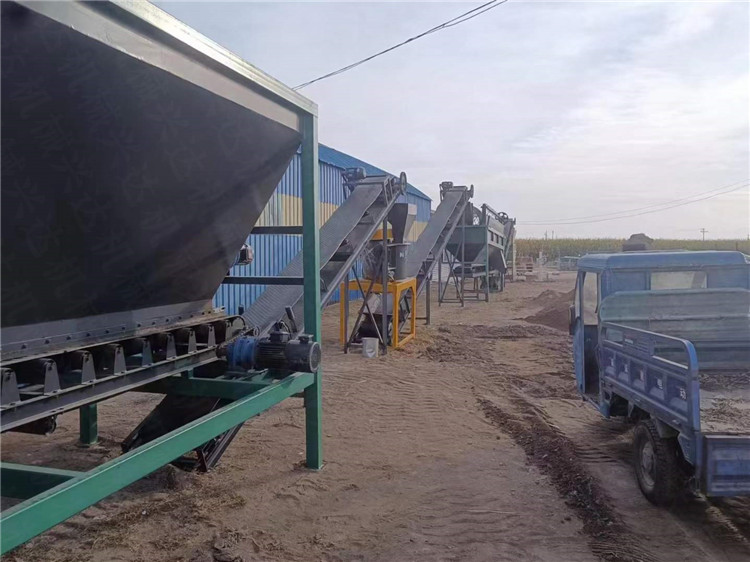 吉林客戶第一條年產(chǎn)1萬(wàn)噸粉劑有機(jī)肥生產(chǎn)線安裝調(diào)試運(yùn)行現(xiàn)場(chǎng)