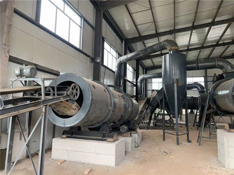 云南嵩明客戶有機(jī)肥顆粒生產(chǎn)線轉(zhuǎn)鼓+圓盤造粒機(jī),兩烘一冷工藝安裝現(xiàn)場(chǎng)