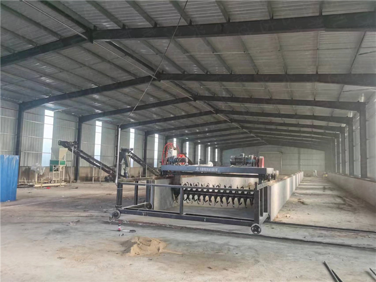 客戶粉狀生產(chǎn)線發(fā)酵腐熟設(shè)備槽式翻拋機(jī)安裝現(xiàn)場