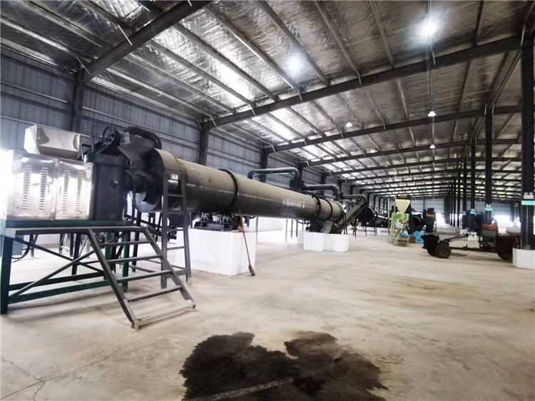 甘肅張掖客戶有機(jī)肥免烘干造粒生產(chǎn)線安裝現(xiàn)場(chǎng)