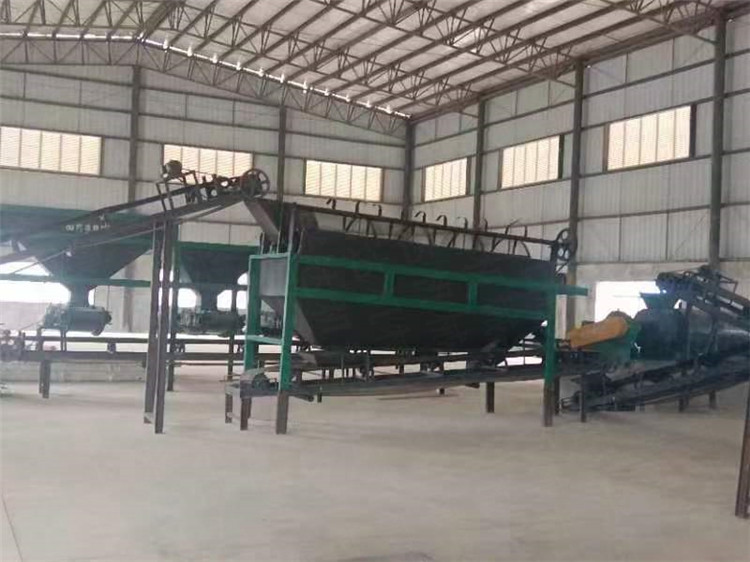 云南建水客戶年產(chǎn)2萬(wàn)噸顆粒有機(jī)肥生產(chǎn)線安裝現(xiàn)場(chǎng)