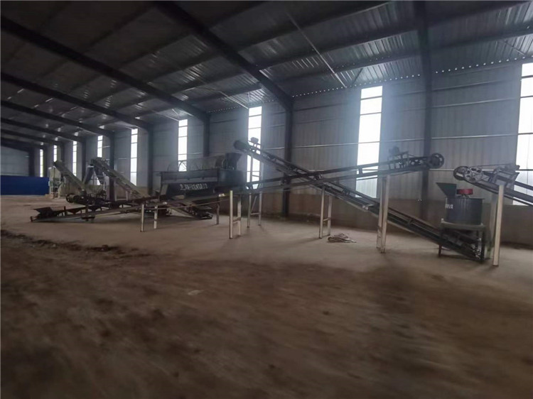 安徽客戶年產(chǎn)一萬噸粉劑有機(jī)肥生產(chǎn)線安裝調(diào)試現(xiàn)場