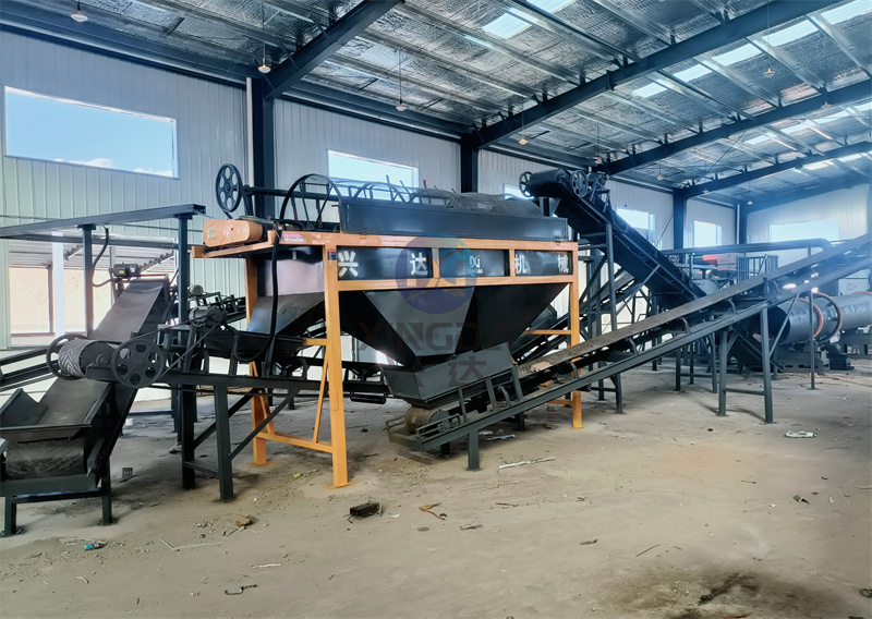 年產(chǎn)2萬噸顆粒有機(jī)肥生產(chǎn)線安裝現(xiàn)場(chǎng)