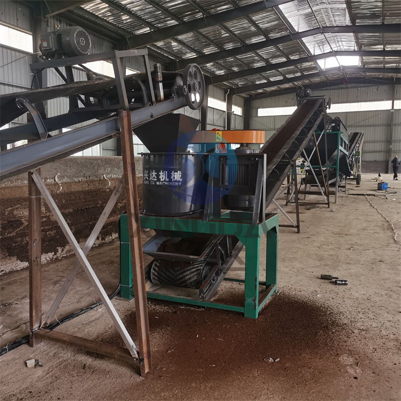 年產(chǎn)2萬(wàn)噸有機(jī)肥生產(chǎn)線客戶立式粉碎機(jī)的安裝現(xiàn)場(chǎng)