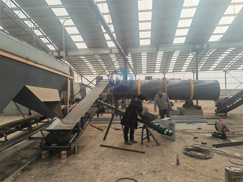 有機肥篩分設(shè)備滾筒篩分機安裝現(xiàn)場