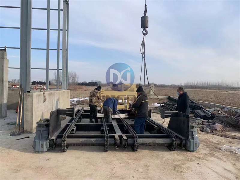 河北客戶大跨度鏈板翻拋機(jī)的安裝現(xiàn)場(chǎng)