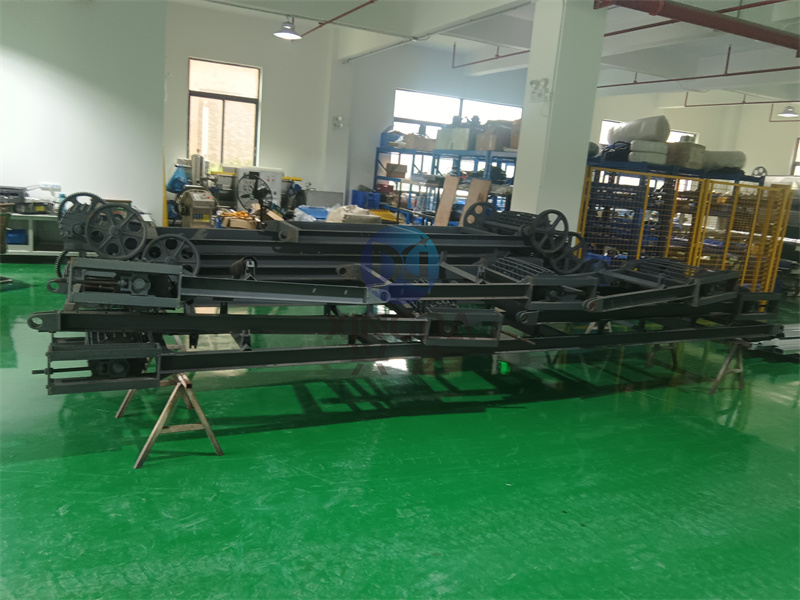 廣州有機(jī)肥部分生產(chǎn)線設(shè)備卸貨現(xiàn)場