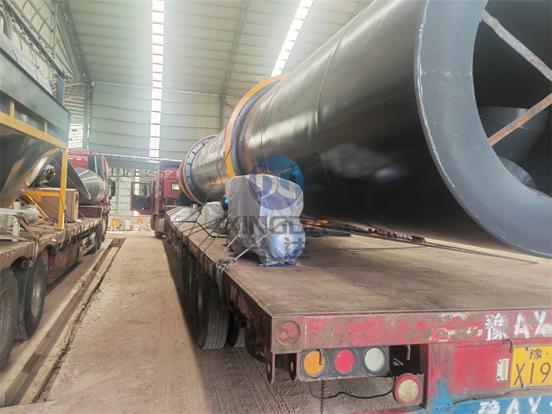 有機(jī)肥產(chǎn)線設(shè)備到貨卸貨現(xiàn)場