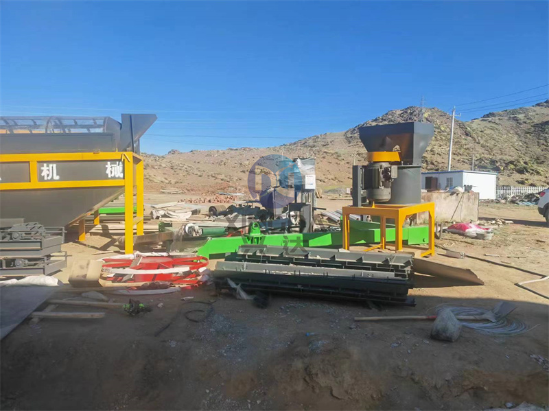 年產(chǎn)3萬(wàn)噸污泥有機(jī)肥設(shè)備安裝現(xiàn)場(chǎng)