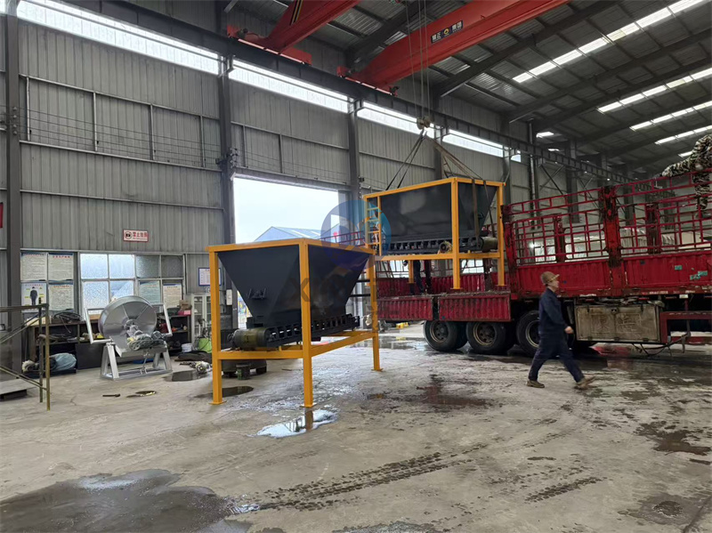 有機肥生產(chǎn)線鏟車料倉設(shè)備發(fā)貨現(xiàn)場
