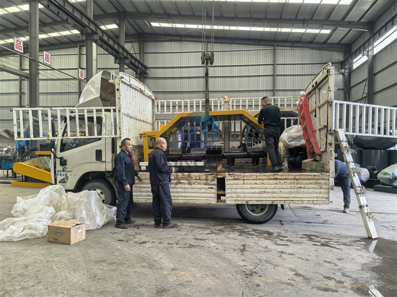 有機肥翻拋設(shè)備牽引式翻拋機發(fā)貨現(xiàn)場