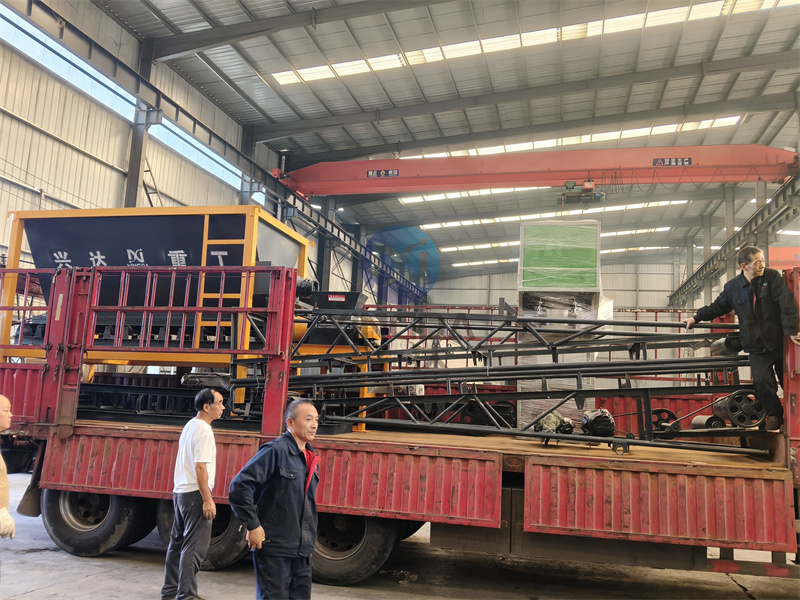 年產(chǎn)2萬噸粉劑有機肥生產(chǎn)線設(shè)備發(fā)貨現(xiàn)場