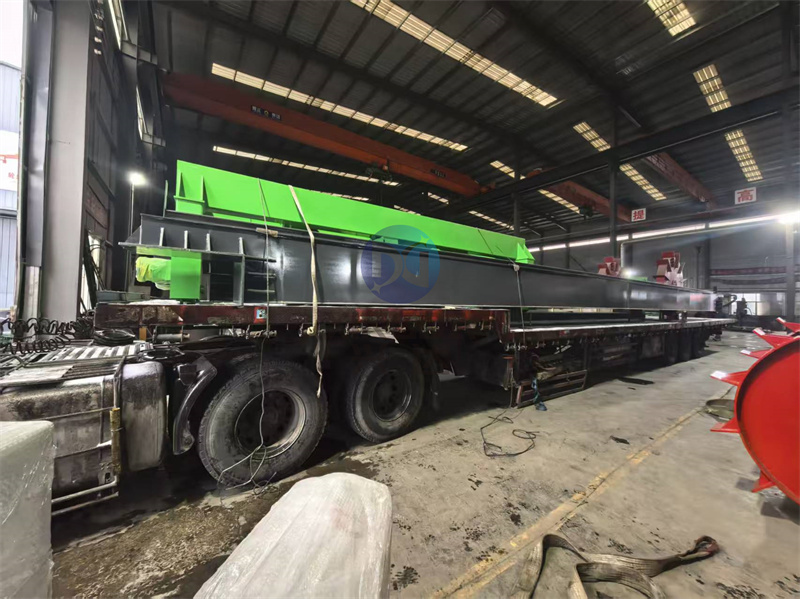 蘑菇渣有機(jī)肥生產(chǎn)線設(shè)備發(fā)貨現(xiàn)場