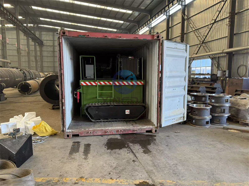 出口設(shè)備2.5米履帶翻堆機(jī)發(fā)貨現(xiàn)場