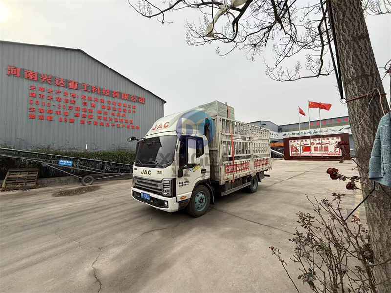 有機(jī)肥出口設(shè)備攪齒造粒機(jī)發(fā)貨現(xiàn)場