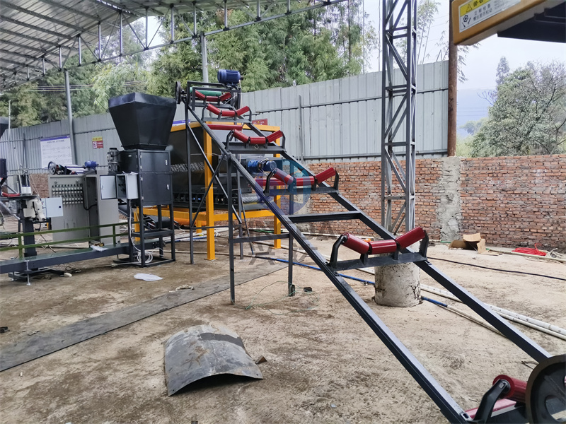 年產(chǎn)1萬噸免烘干有機(jī)肥生產(chǎn)線安裝現(xiàn)場