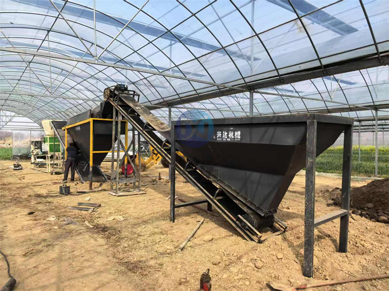 牛糞有機(jī)肥生產(chǎn)線設(shè)備安裝現(xiàn)場