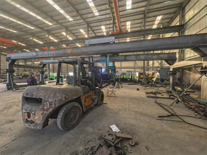 輪盤(pán)式翻拋機(jī)生產(chǎn)加工現(xiàn)場(chǎng)