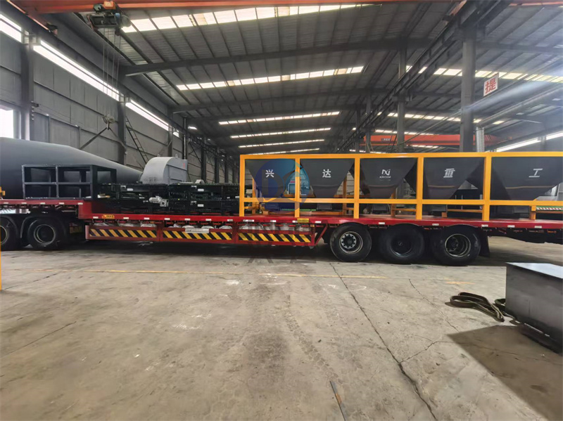 年產(chǎn)1萬(wàn)噸有機(jī)肥設(shè)備發(fā)貨現(xiàn)場(chǎng)