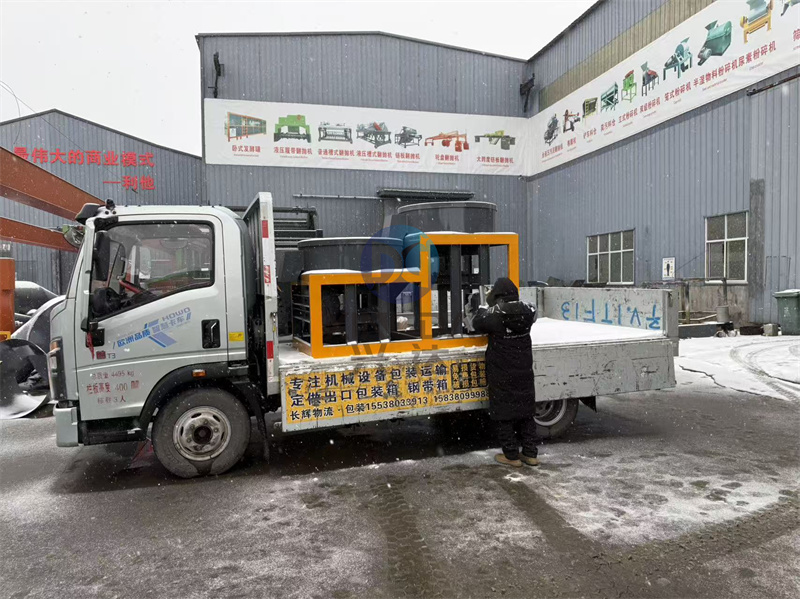 1米有機(jī)肥拋圓設(shè)備發(fā)貨現(xiàn)場(chǎng)