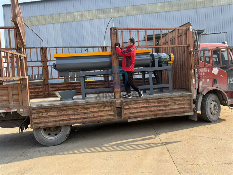 1.2米有機(jī)肥設(shè)備雙軸攪拌機(jī)發(fā)貨現(xiàn)場(chǎng)